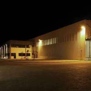 projecteurs LED extérieurs installés sur un parking d’entreprise