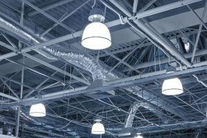 installation d’un éclairage LED intérieur professionnel dans un entrepôt